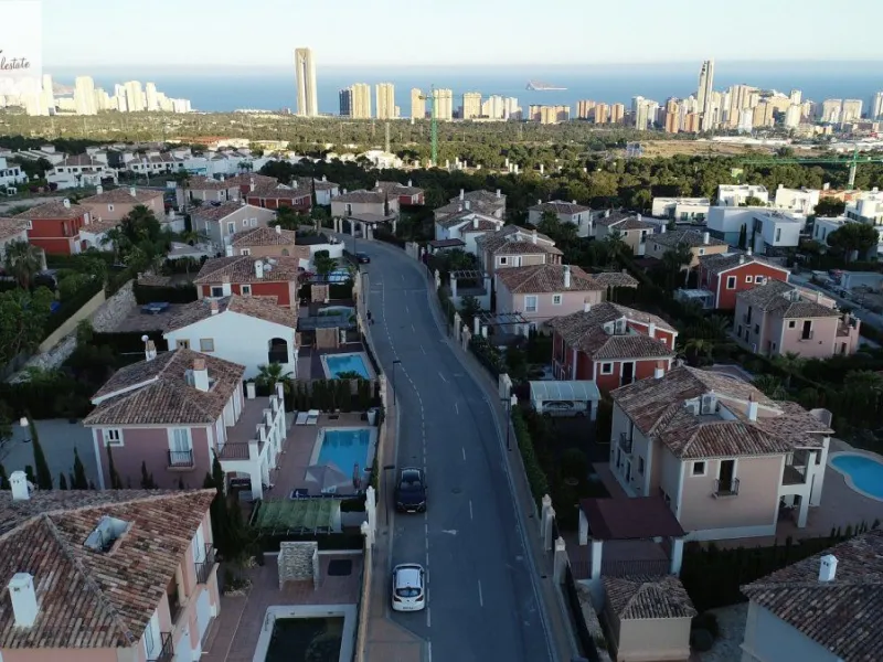 ПРЕВОСХОДНАЯ ВИЛЛА В СЬЕРРА КОРТИНА НА ПРОДАЖУ
