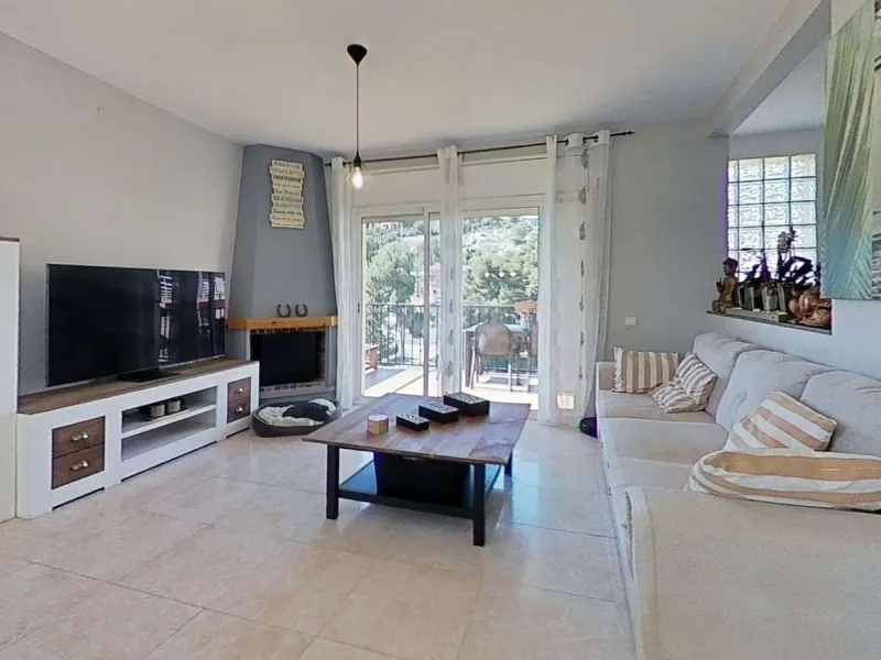 Casa pareada esquinera con piscina y vistas al mar en Segur de Calafell