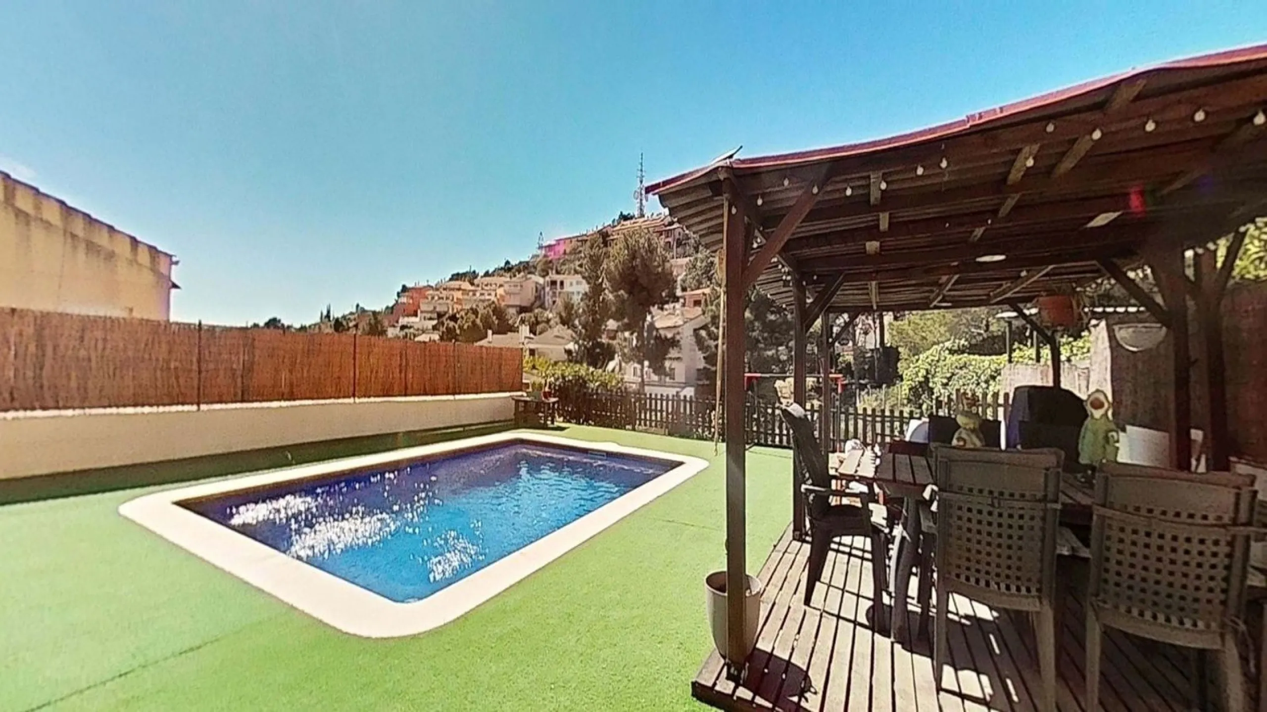 Casa pareada esquinera con piscina y vistas al mar en Segur de Calafell