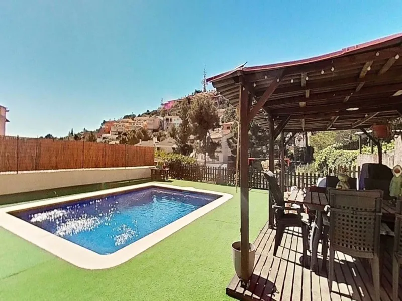 Casa pareada esquinera con piscina y vistas al mar en Segur de Calafell