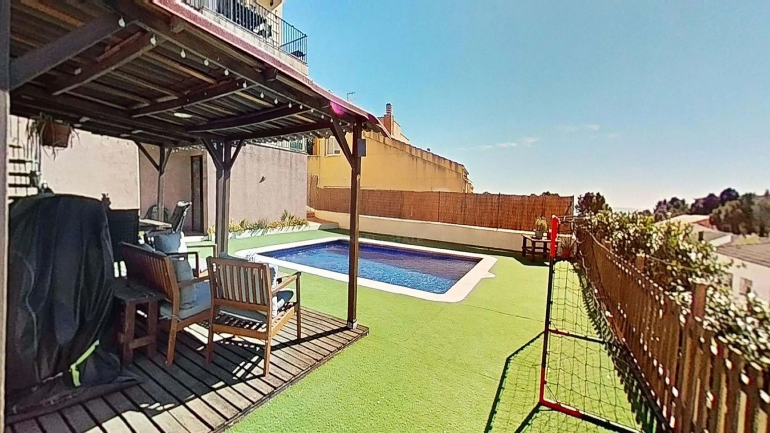 Casa pareada esquinera con piscina y vistas al mar en Segur de Calafell