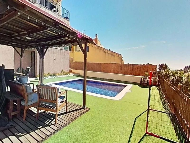 Casa pareada esquinera con piscina y vistas al mar en Segur de Calafell