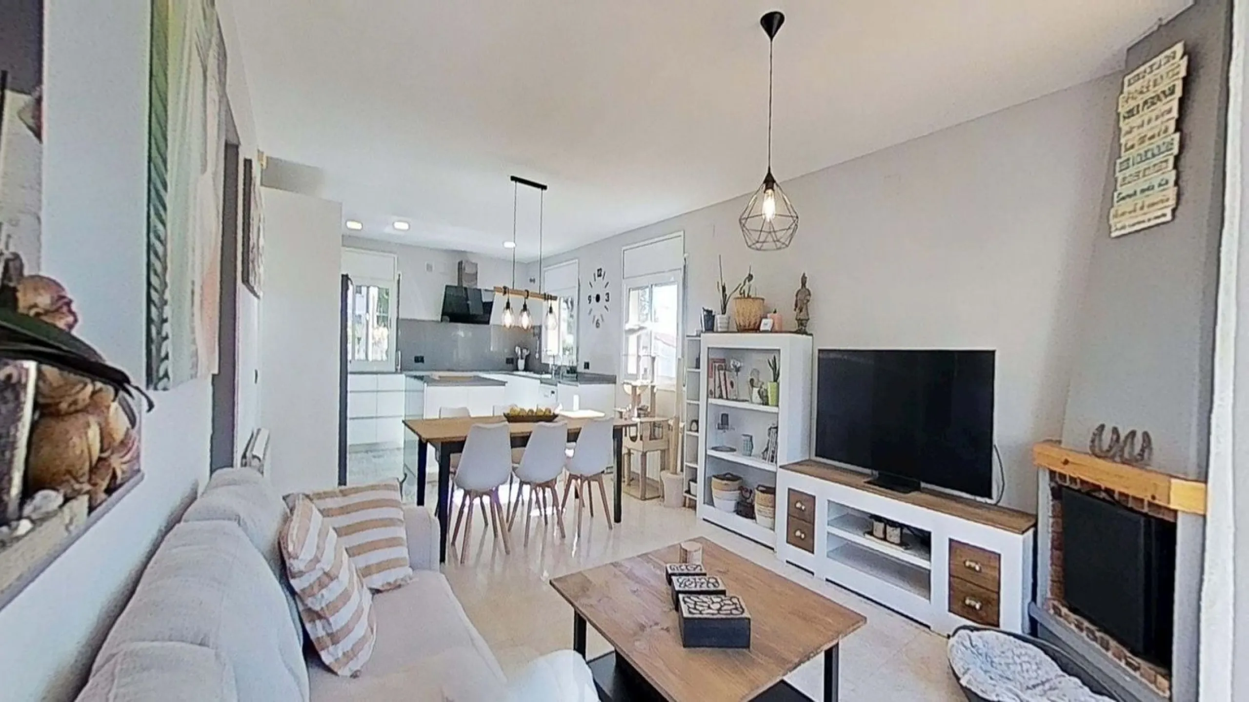 Casa pareada esquinera con piscina y vistas al mar en Segur de Calafell