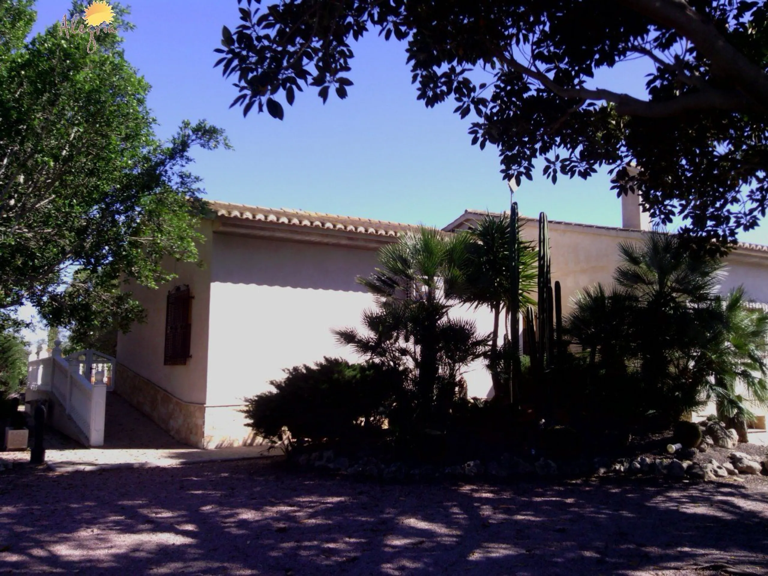 FAMOUS RIDING CENTER WITH INDEPENDENT RURAL HOUSE