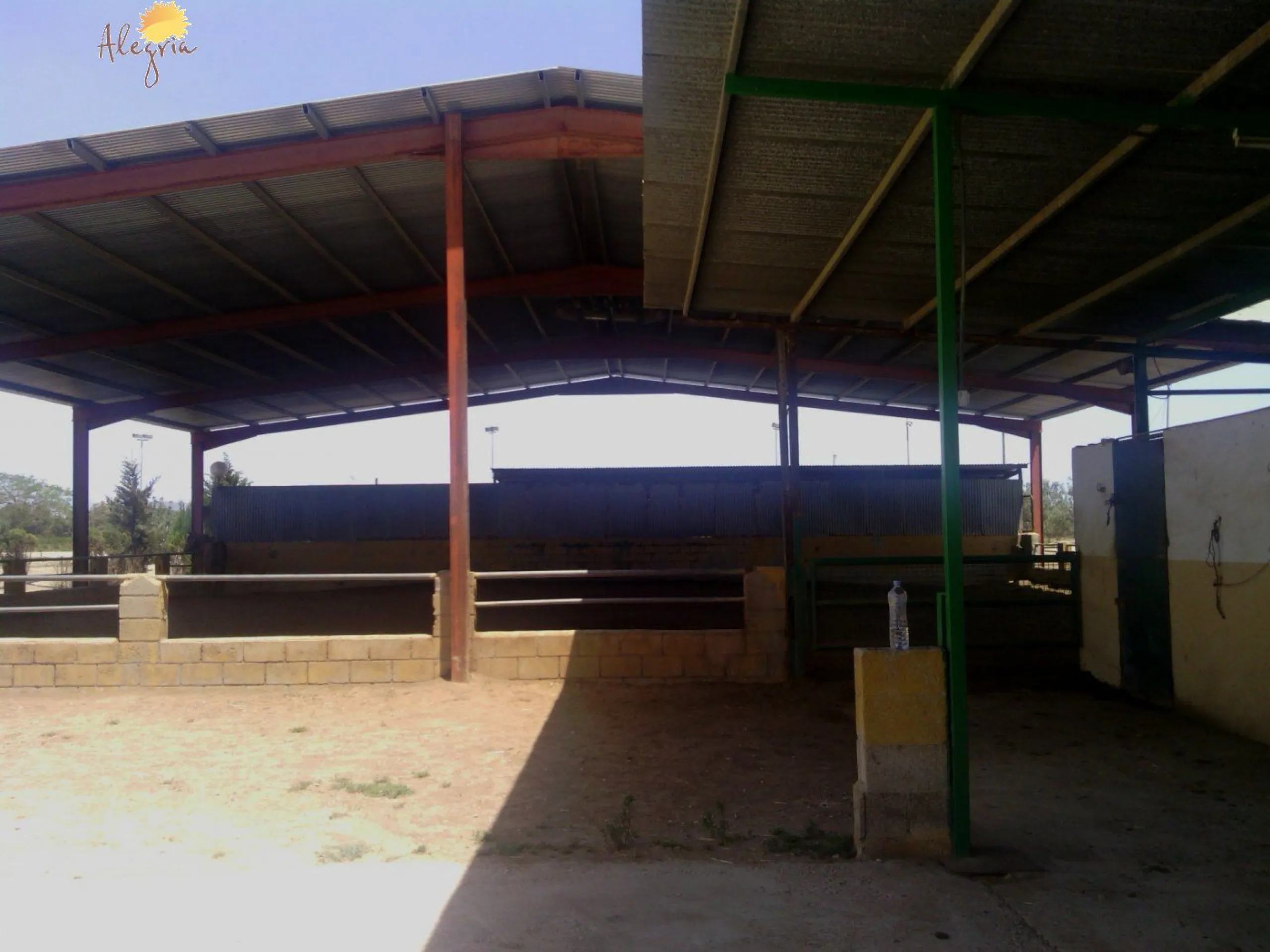 FAMOUS RIDING CENTER WITH INDEPENDENT RURAL HOUSE