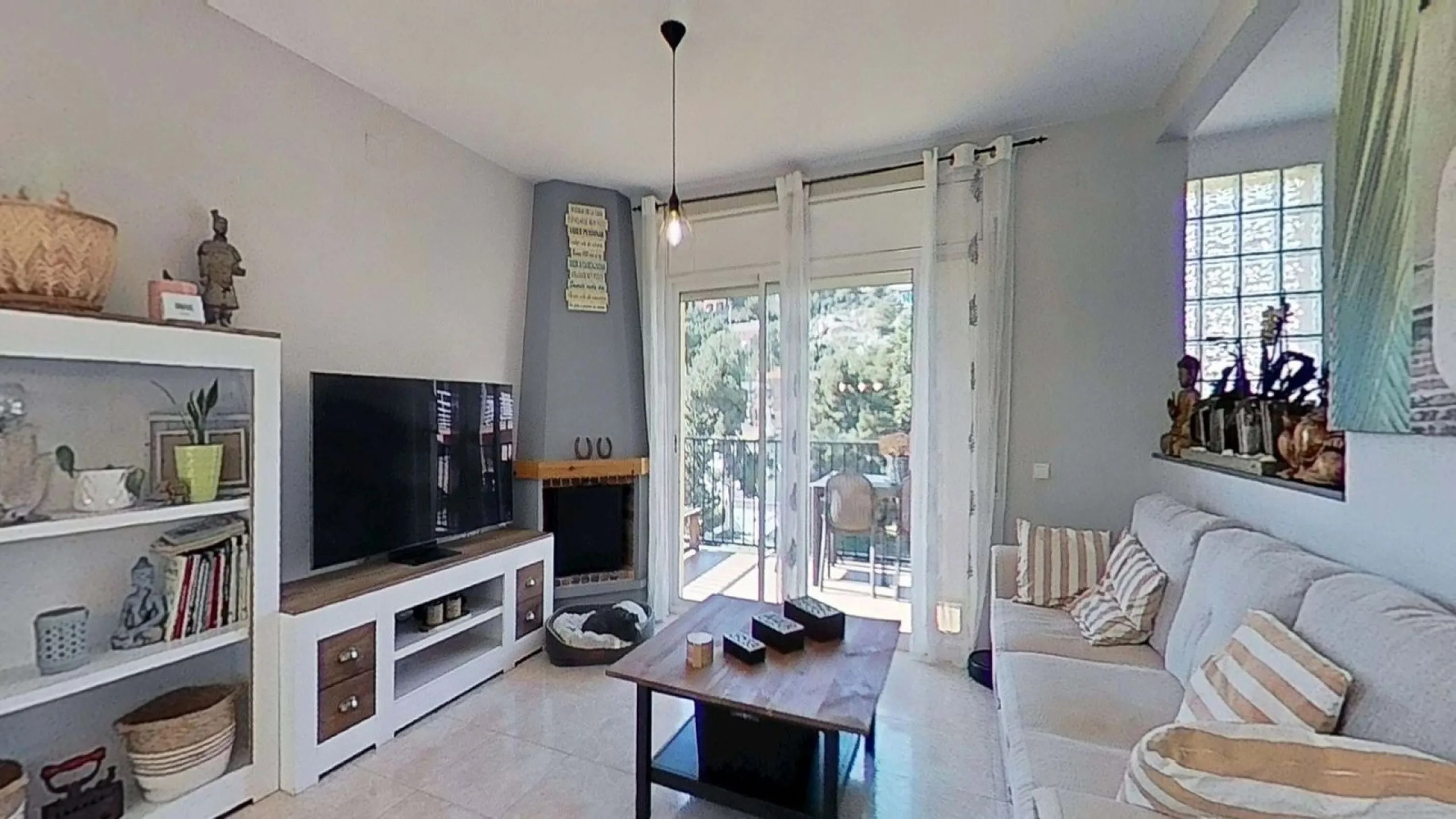 Casa pareada esquinera con piscina y vistas al mar en Segur de Calafell