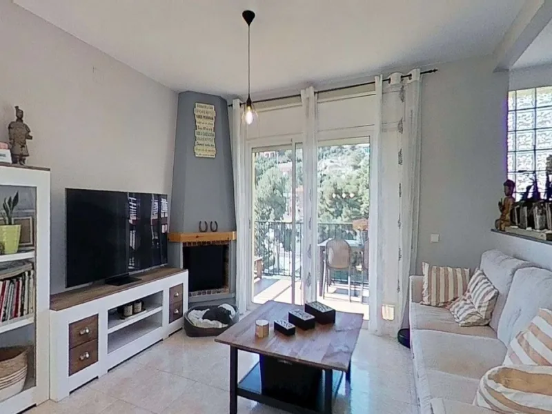 Casa pareada esquinera con piscina y vistas al mar en Segur de Calafell