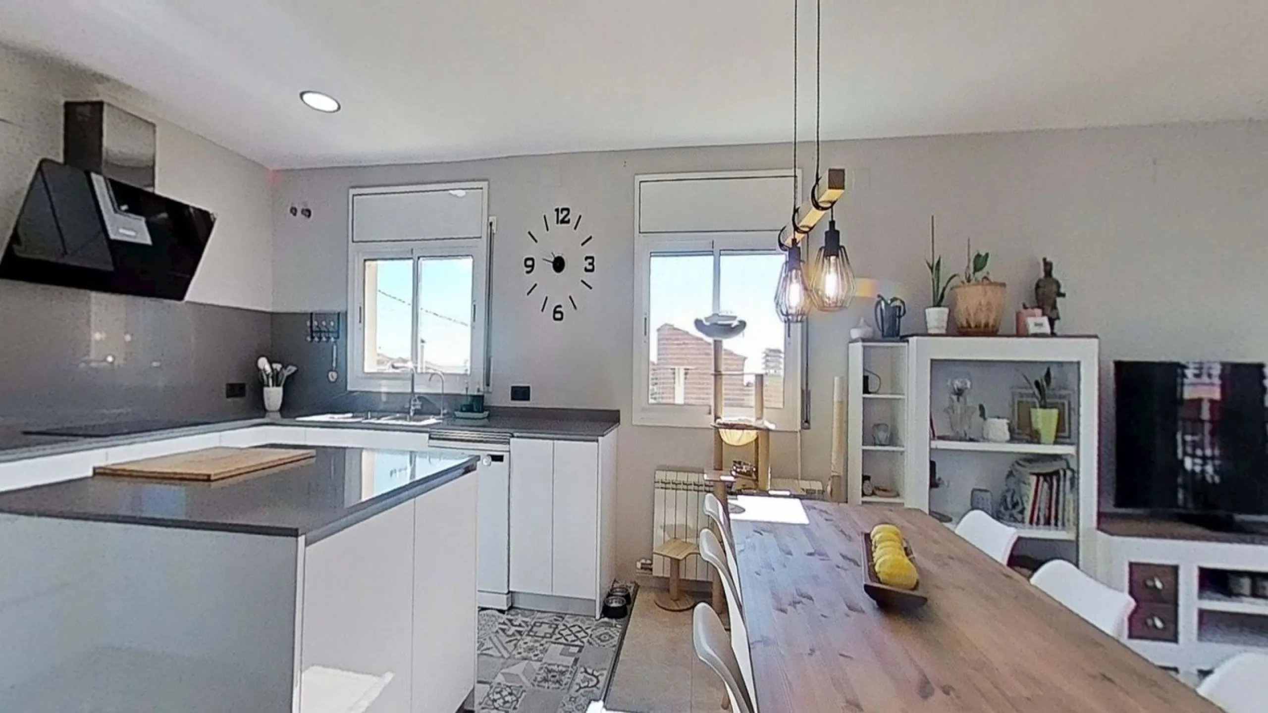 Casa pareada esquinera con piscina y vistas al mar en Segur de Calafell