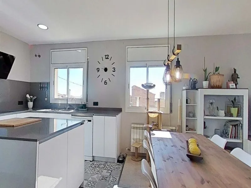 Casa pareada esquinera con piscina y vistas al mar en Segur de Calafell
