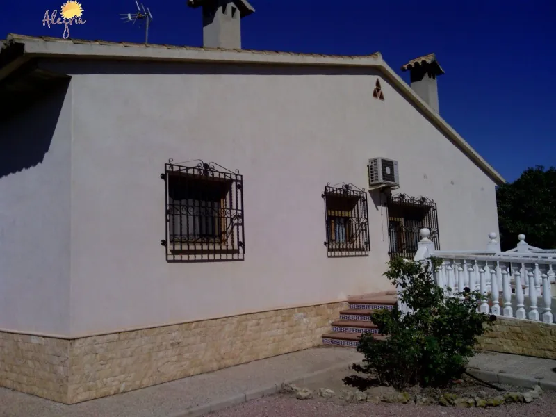 FAMOUS RIDING CENTER WITH INDEPENDENT RURAL HOUSE
