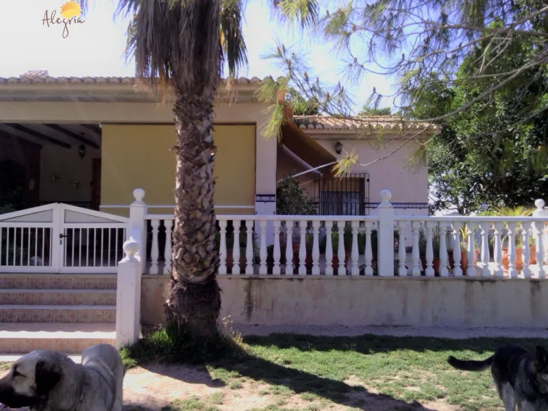 FAMOUS RIDING CENTER WITH INDEPENDENT RURAL HOUSE