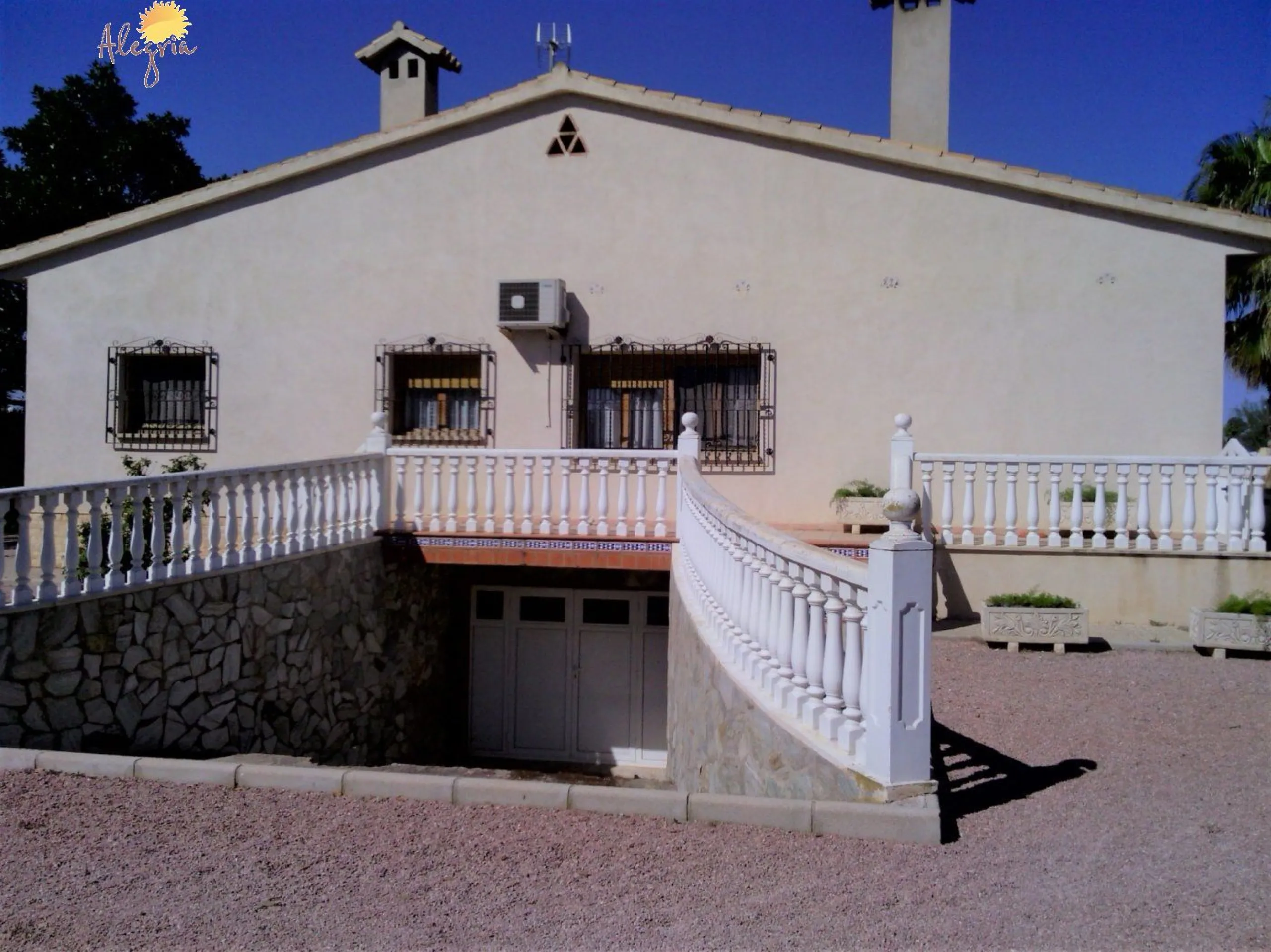 FAMOUS RIDING CENTER WITH INDEPENDENT RURAL HOUSE