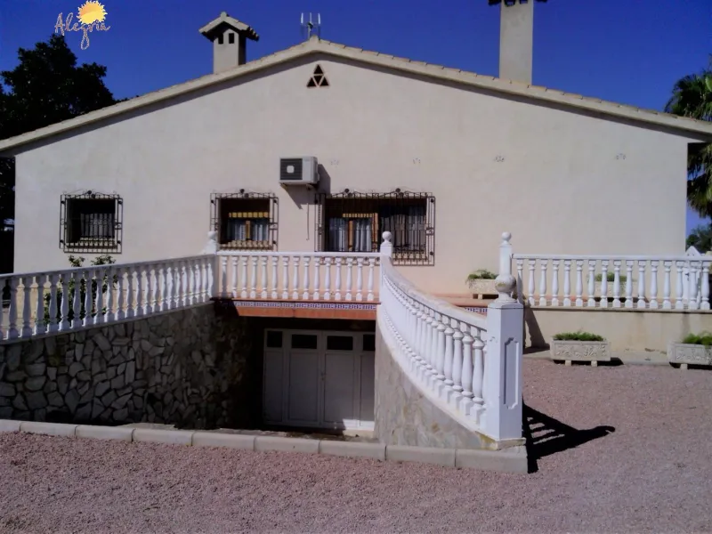 FAMOUS RIDING CENTER WITH INDEPENDENT RURAL HOUSE