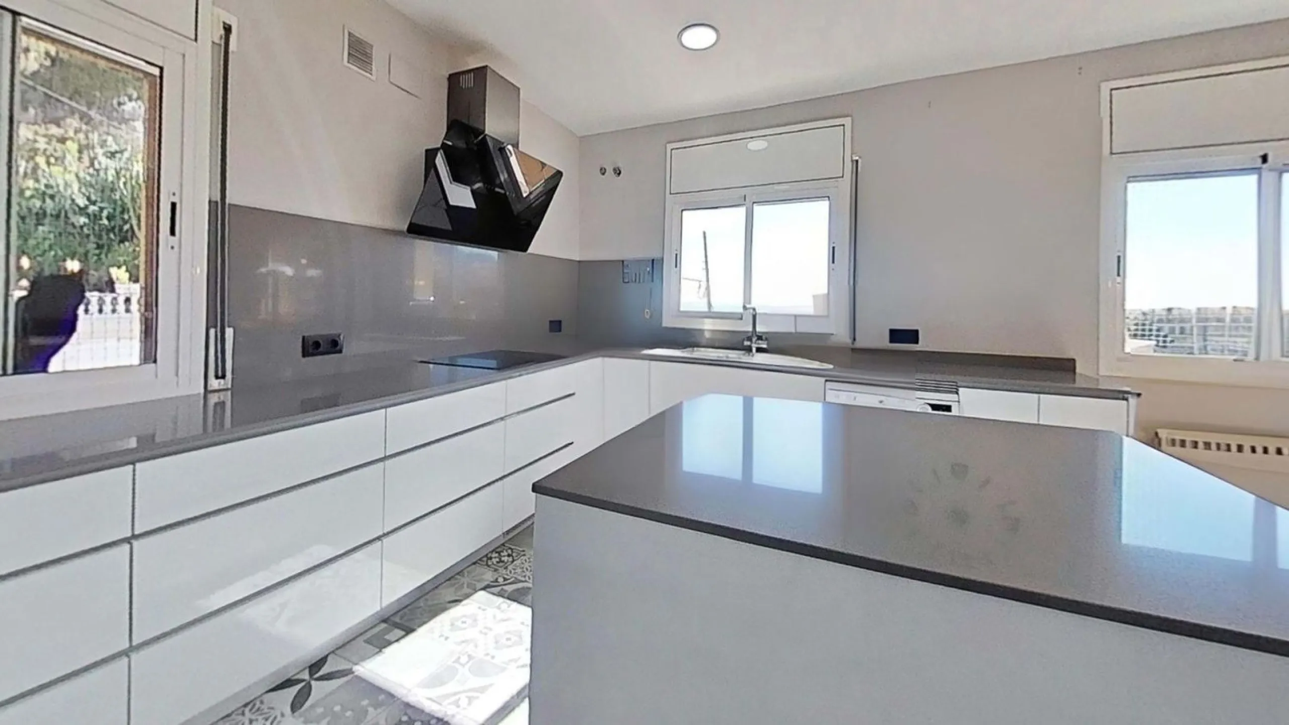 Casa pareada esquinera con piscina y vistas al mar en Segur de Calafell