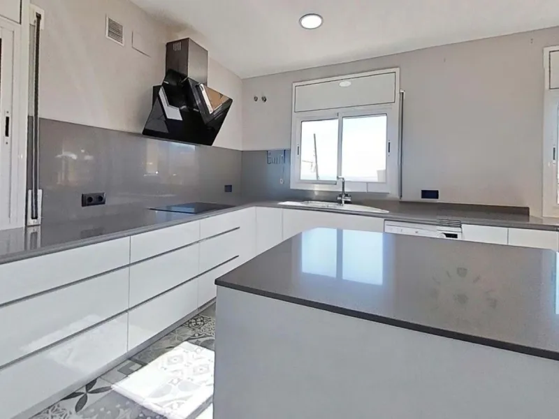 Casa pareada esquinera con piscina y vistas al mar en Segur de Calafell