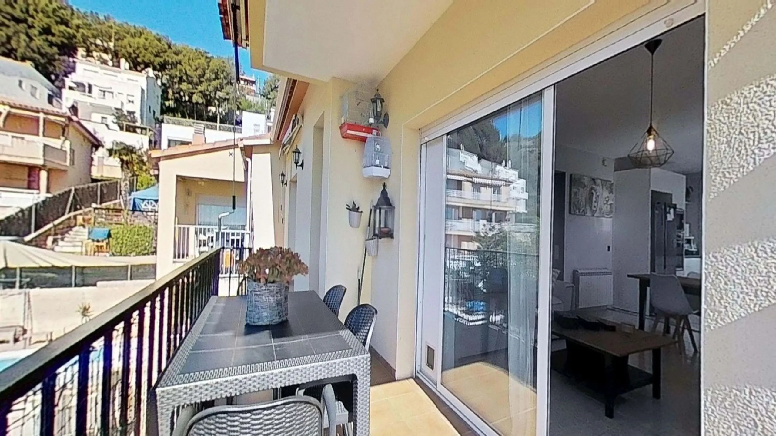 Casa pareada esquinera con piscina y vistas al mar en Segur de Calafell