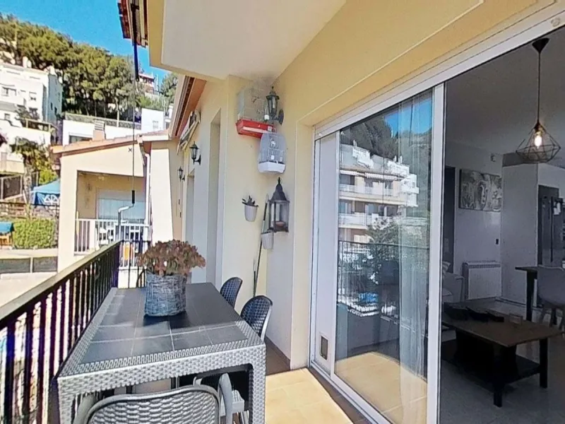 Casa pareada esquinera con piscina y vistas al mar en Segur de Calafell