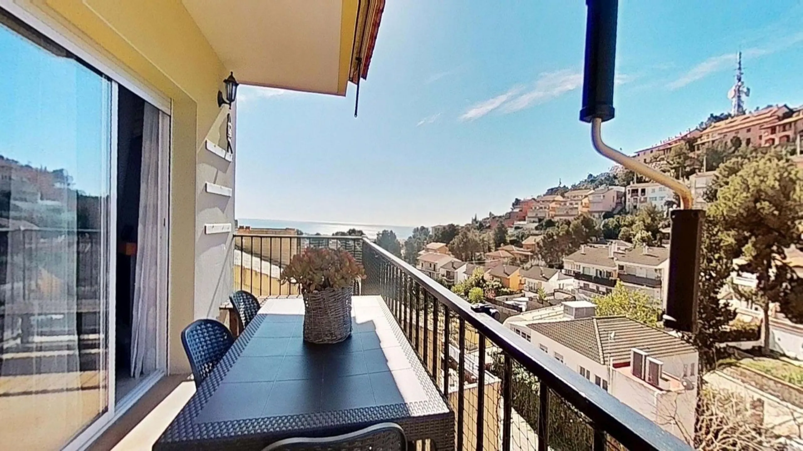 Casa pareada esquinera con piscina y vistas al mar en Segur de Calafell