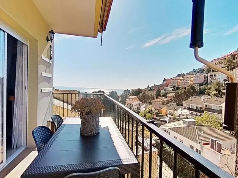 Casa pareada esquinera con piscina y vistas al mar en Segur de Calafell