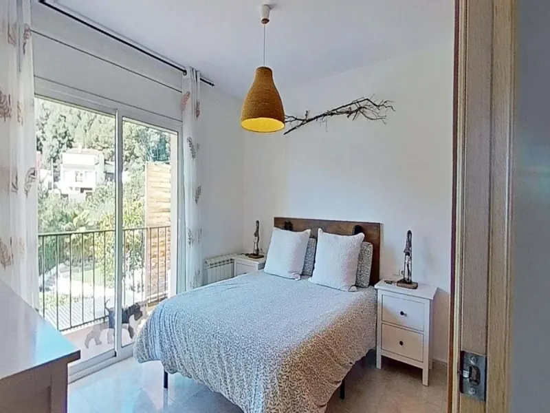 Casa pareada esquinera con piscina y vistas al mar en Segur de Calafell