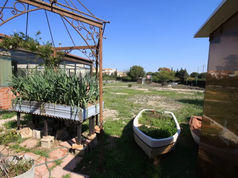 CAMPOAMOR, SPECTACULAR FINCA, 3500 M2 PLOT WITH 2 HOUSES, PRIVATE POOL, 2500 METERS FROM THE BEACH