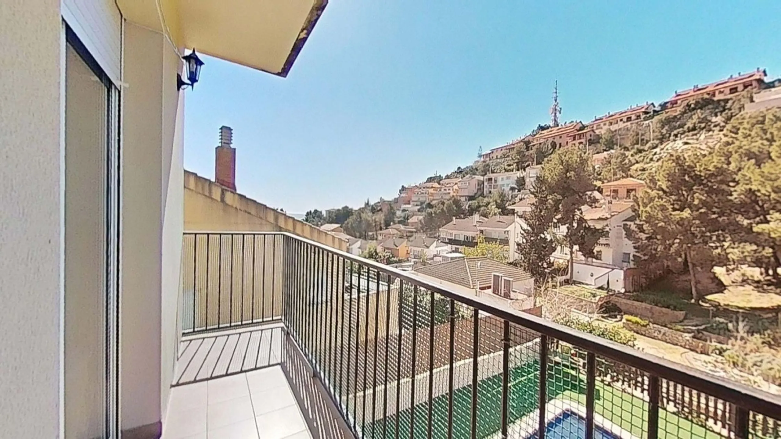 Casa pareada esquinera con piscina y vistas al mar en Segur de Calafell