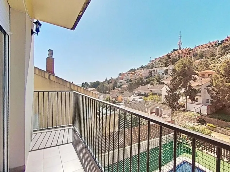 Casa pareada esquinera con piscina y vistas al mar en Segur de Calafell