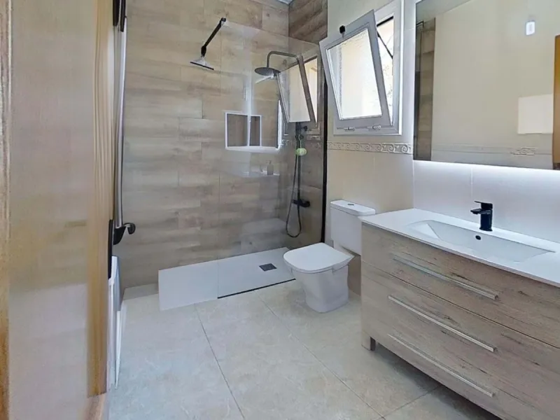 Casa pareada esquinera con piscina y vistas al mar en Segur de Calafell