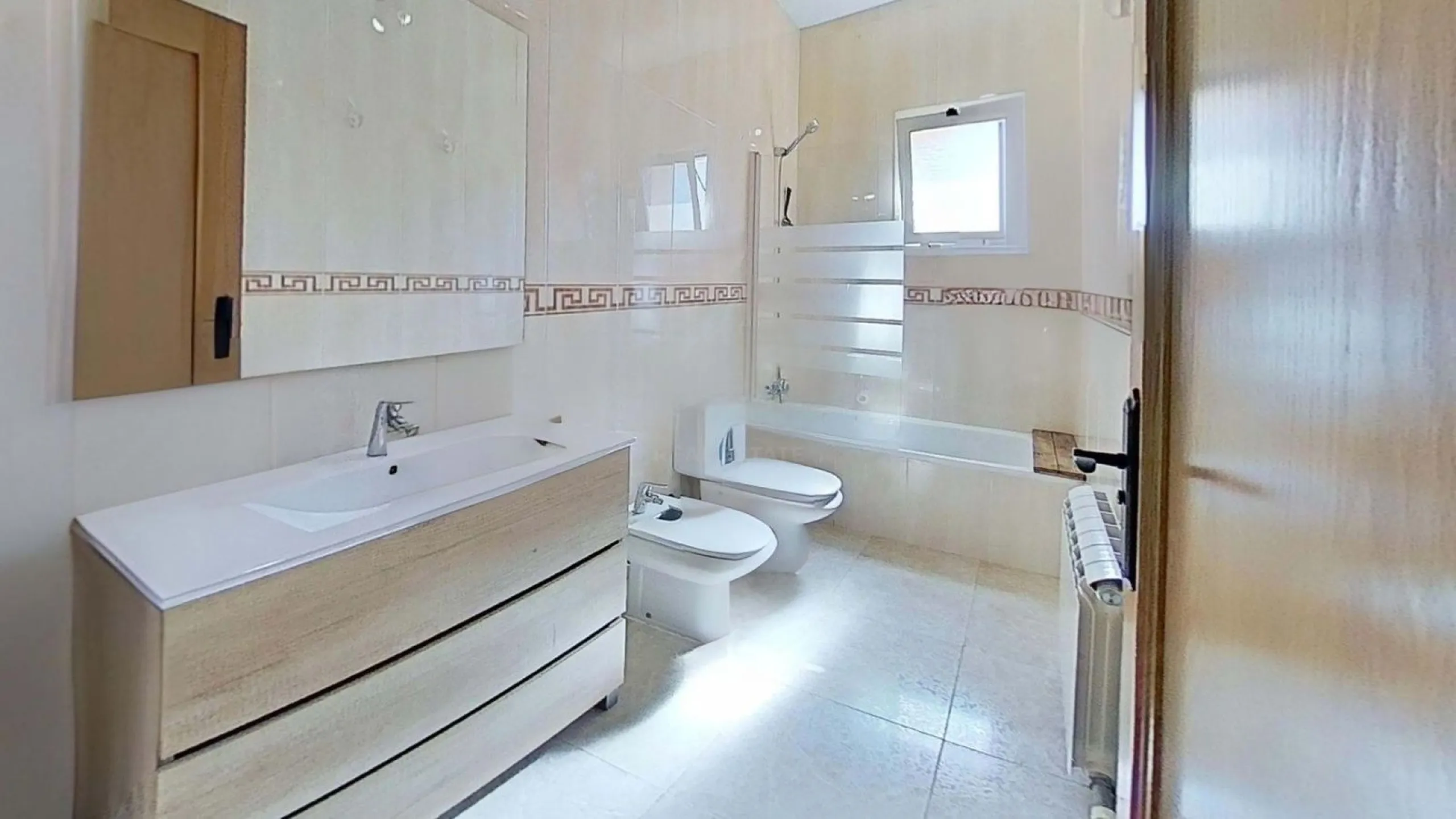 Casa pareada esquinera con piscina y vistas al mar en Segur de Calafell