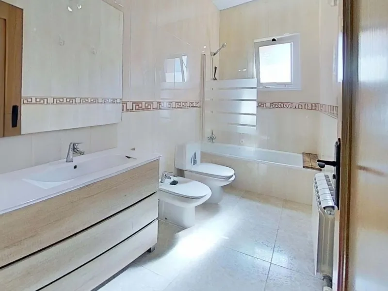 Casa pareada esquinera con piscina y vistas al mar en Segur de Calafell