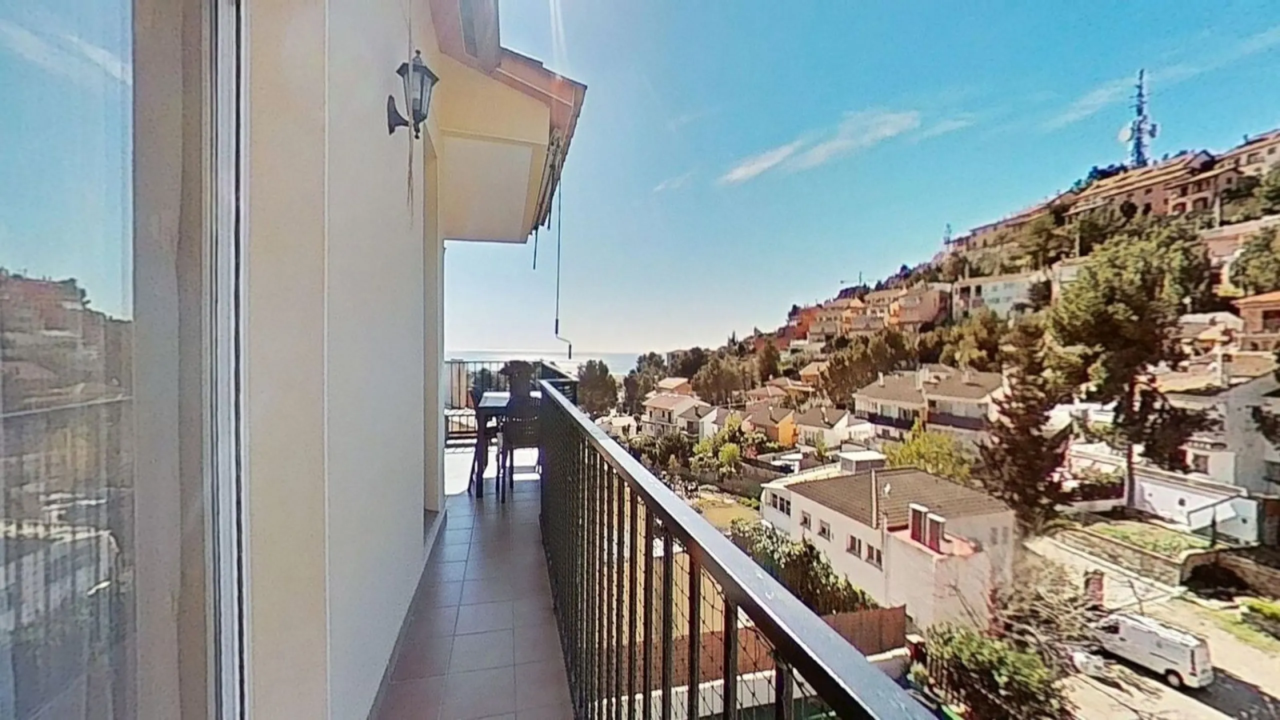 Casa pareada esquinera con piscina y vistas al mar en Segur de Calafell