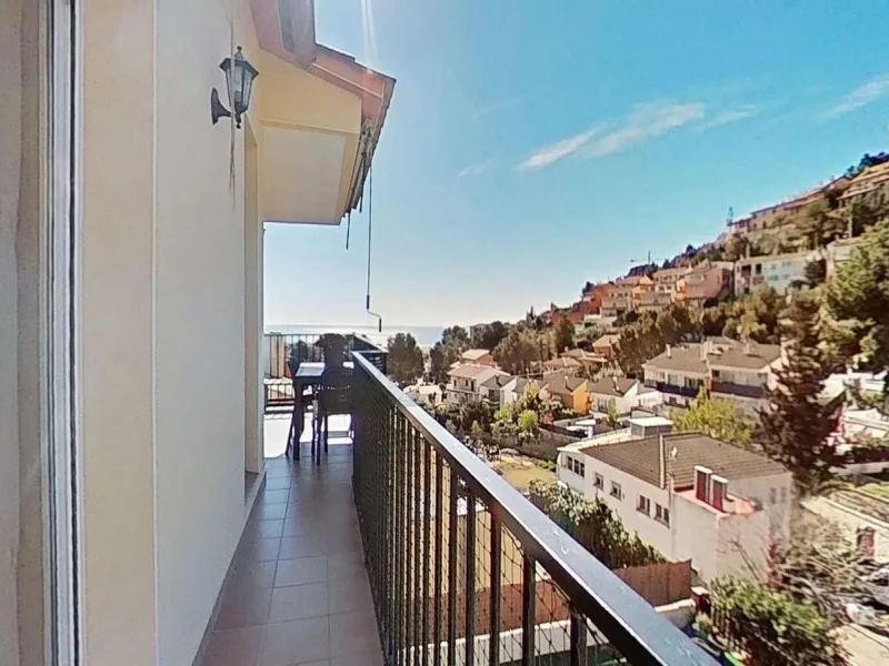 Casa pareada esquinera con piscina y vistas al mar en Segur de Calafell