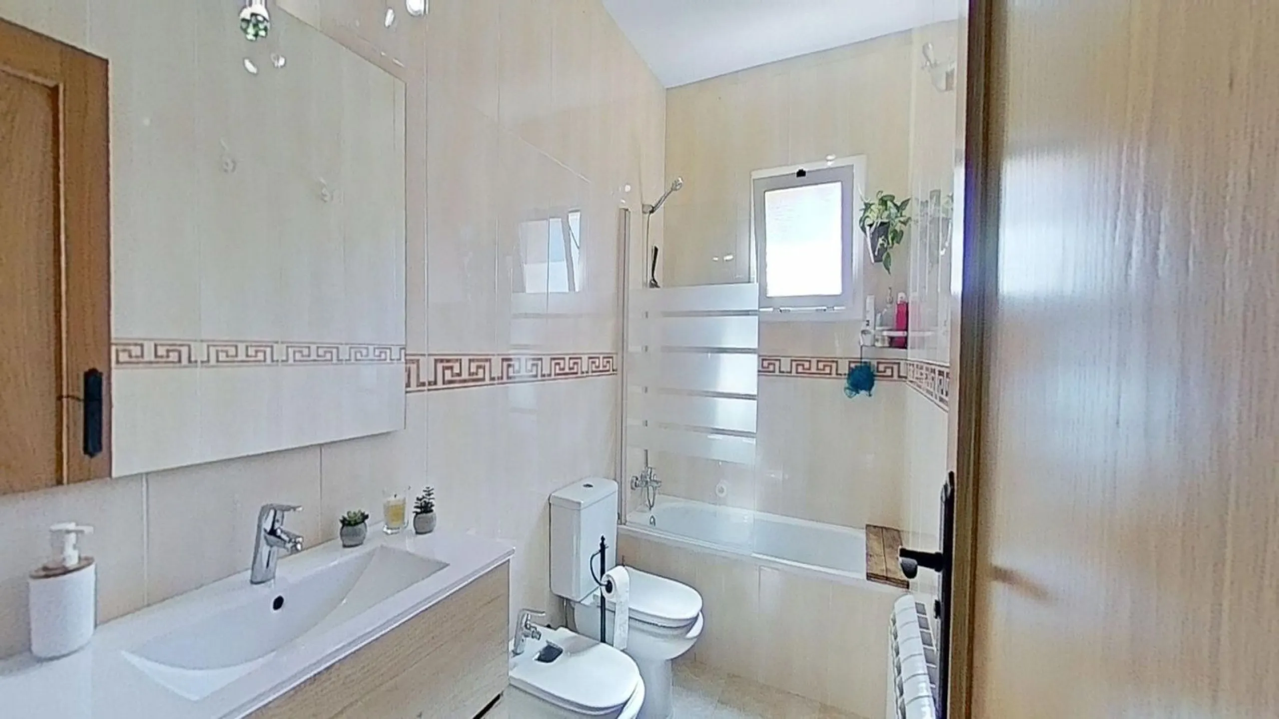 Casa pareada esquinera con piscina y vistas al mar en Segur de Calafell