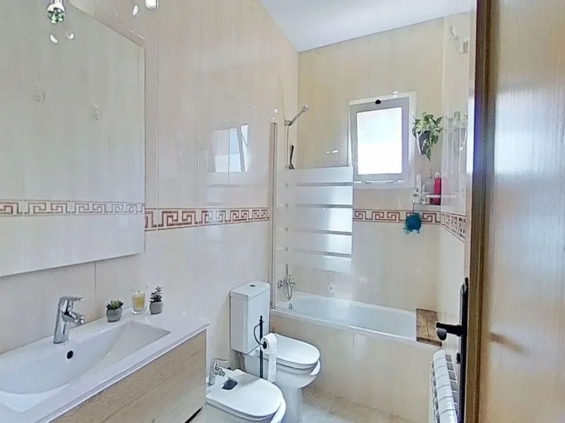 Casa pareada esquinera con piscina y vistas al mar en Segur de Calafell