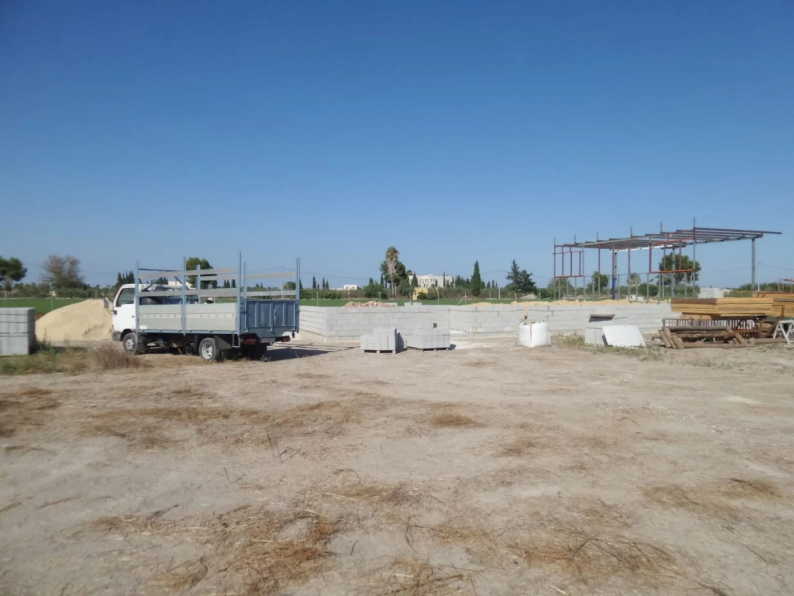 Parcela urbanizable con proyecto de chalet con piscina en Catral