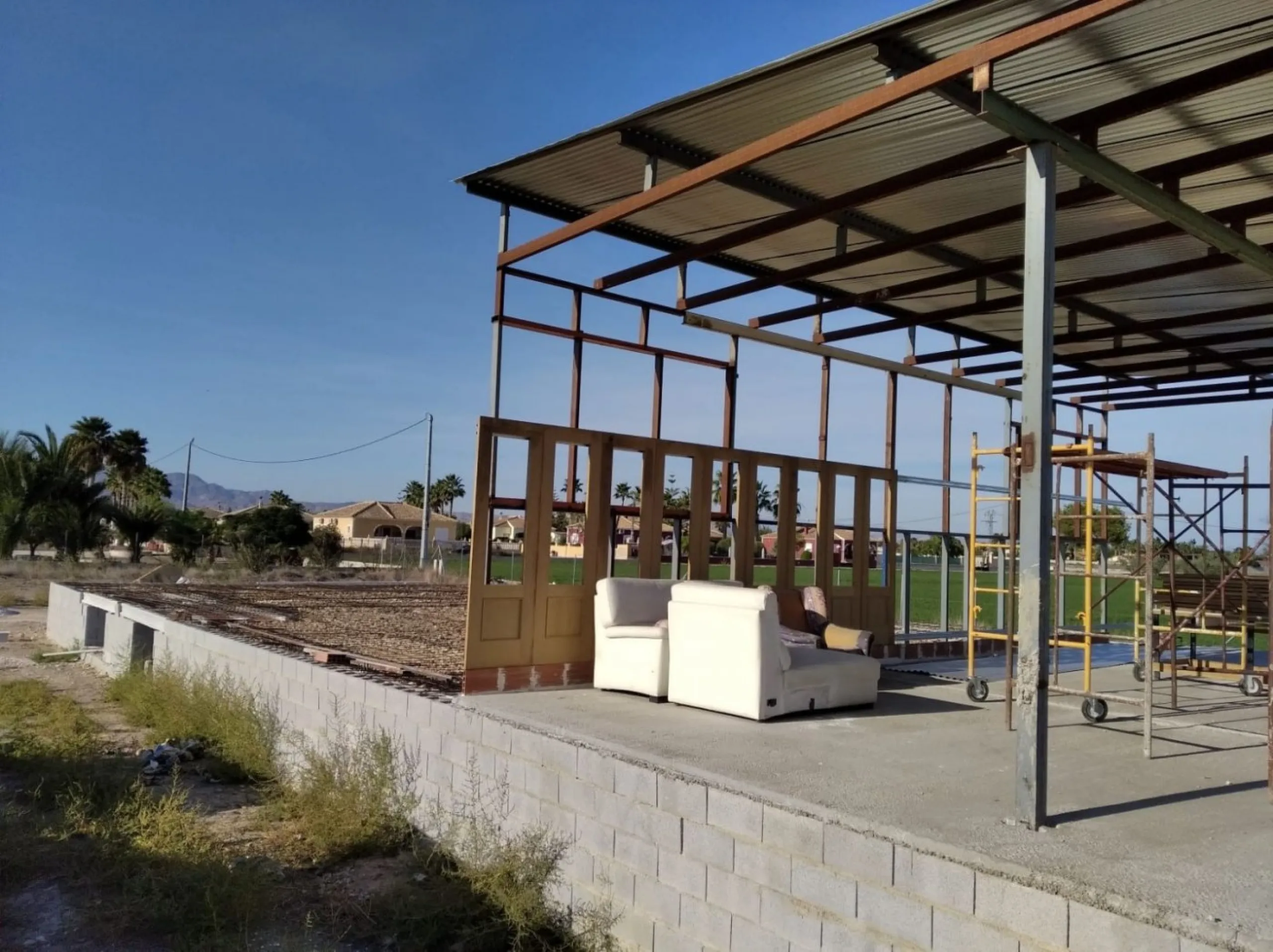 Parcela urbanizable con proyecto de chalet con piscina en Catral