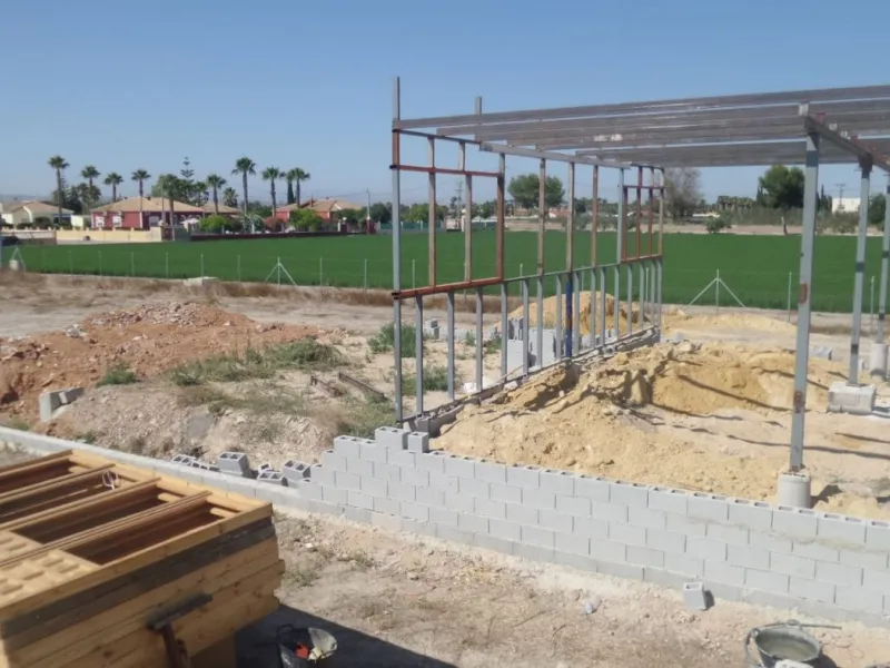 Parcela urbanizable con proyecto de chalet con piscina en Catral