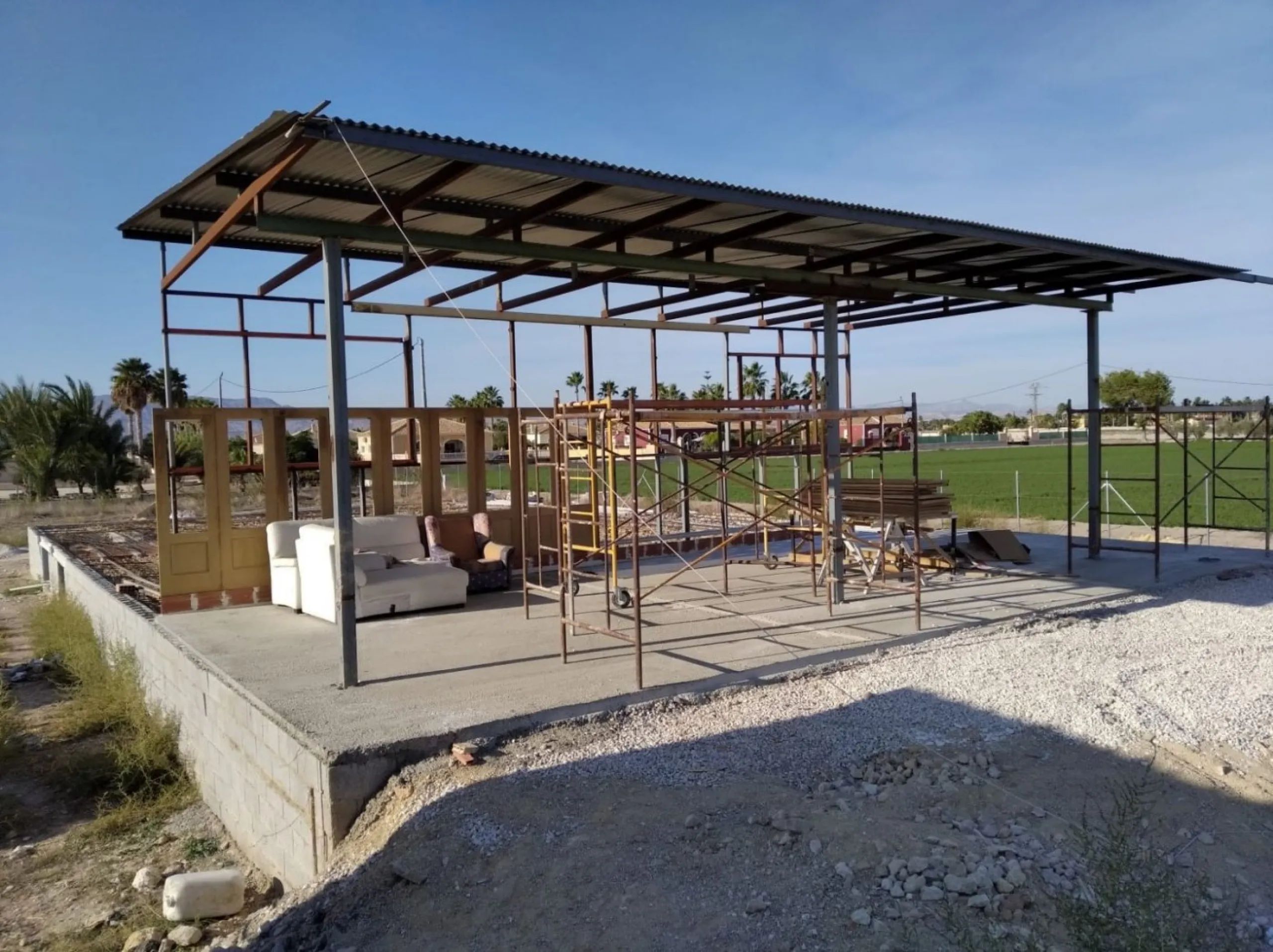 Parcela urbanizable con proyecto de chalet con piscina en Catral