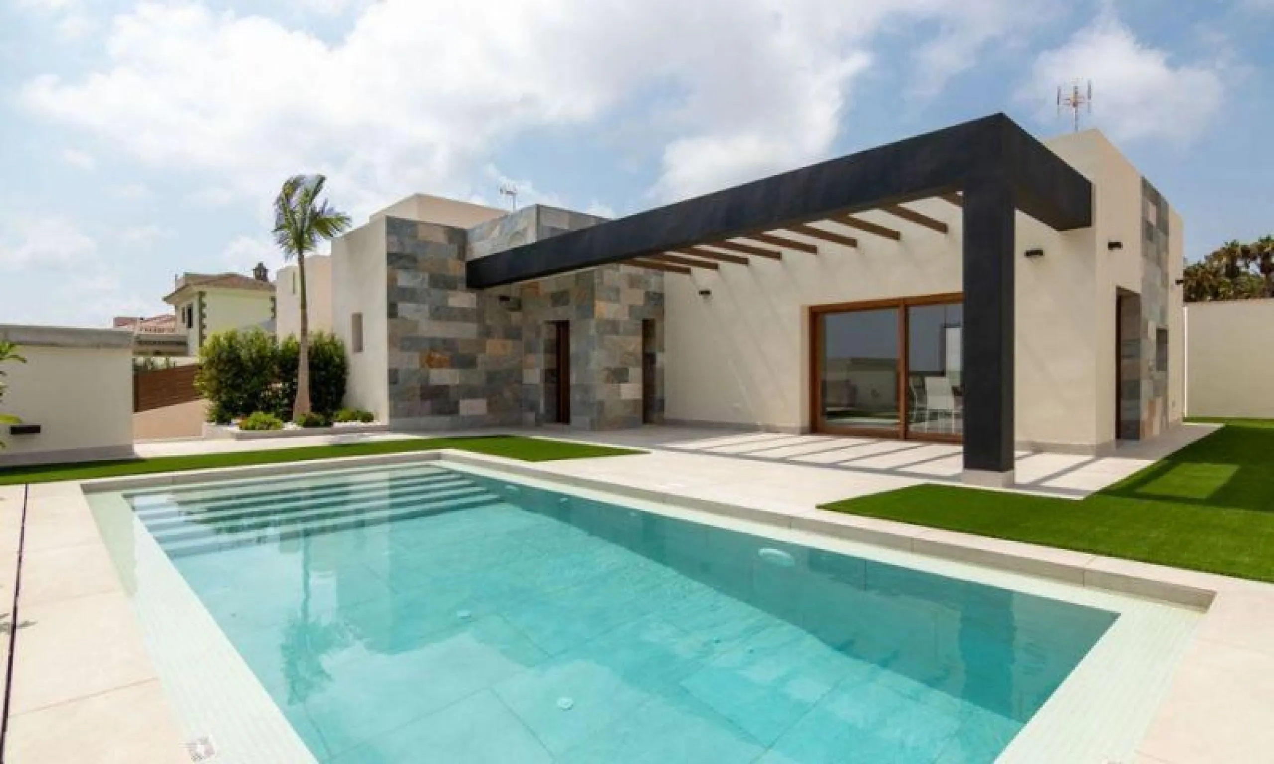 INDEPENDENT HOUSE NEAR THE BEACH IN TORREVIEJA