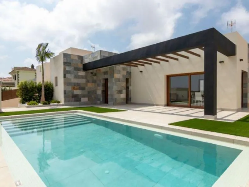INDEPENDENT HOUSE NEAR THE BEACH IN TORREVIEJA