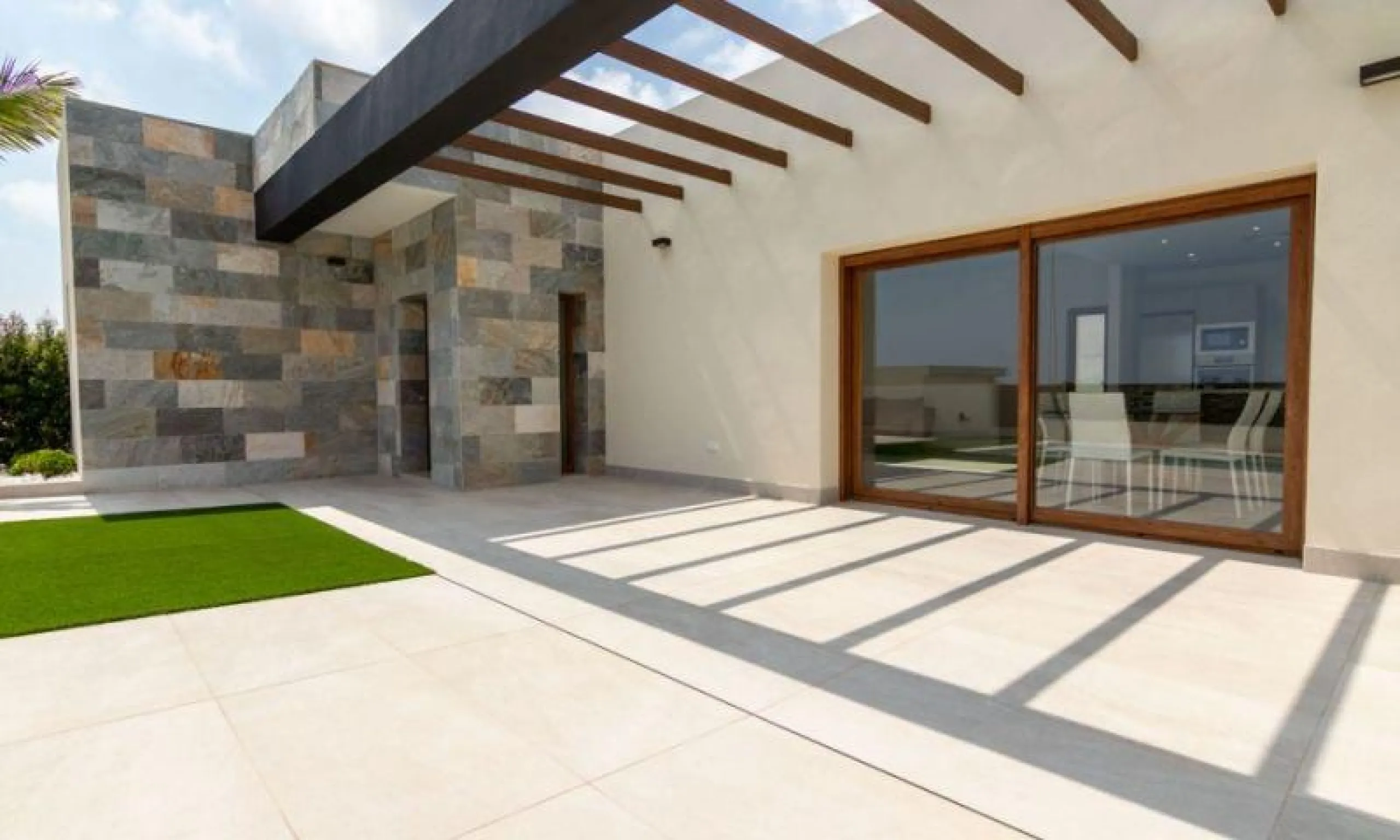 INDEPENDENT HOUSE NEAR THE BEACH IN TORREVIEJA