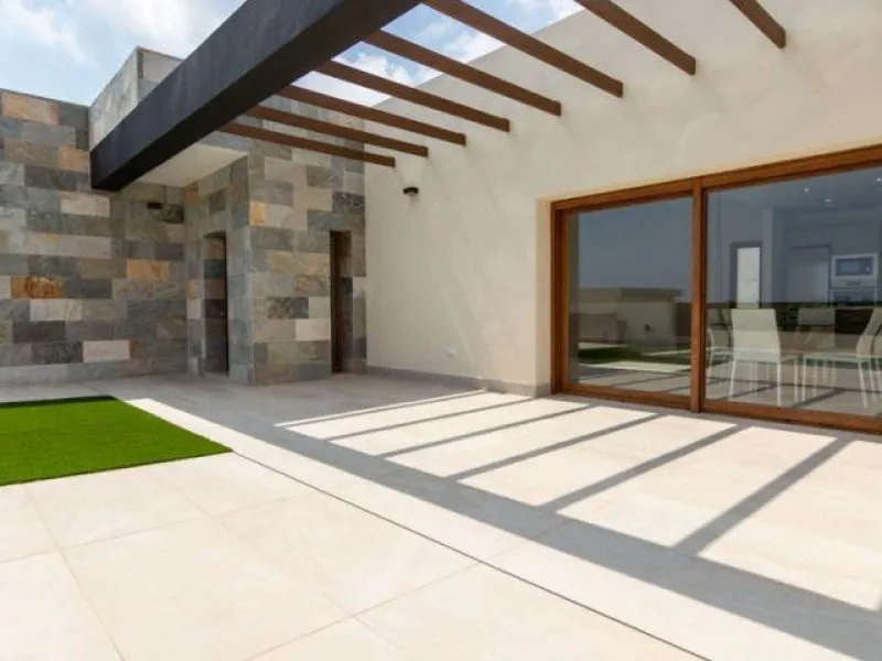 INDEPENDENT HOUSE NEAR THE BEACH IN TORREVIEJA