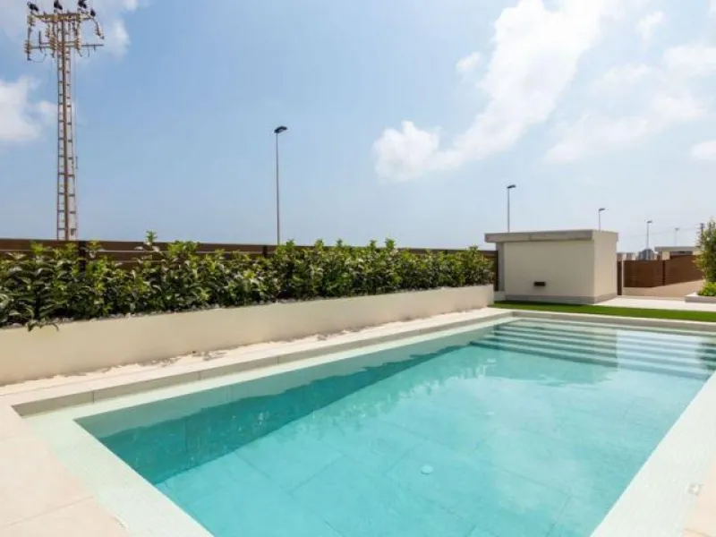 INDEPENDENT HOUSE NEAR THE BEACH IN TORREVIEJA