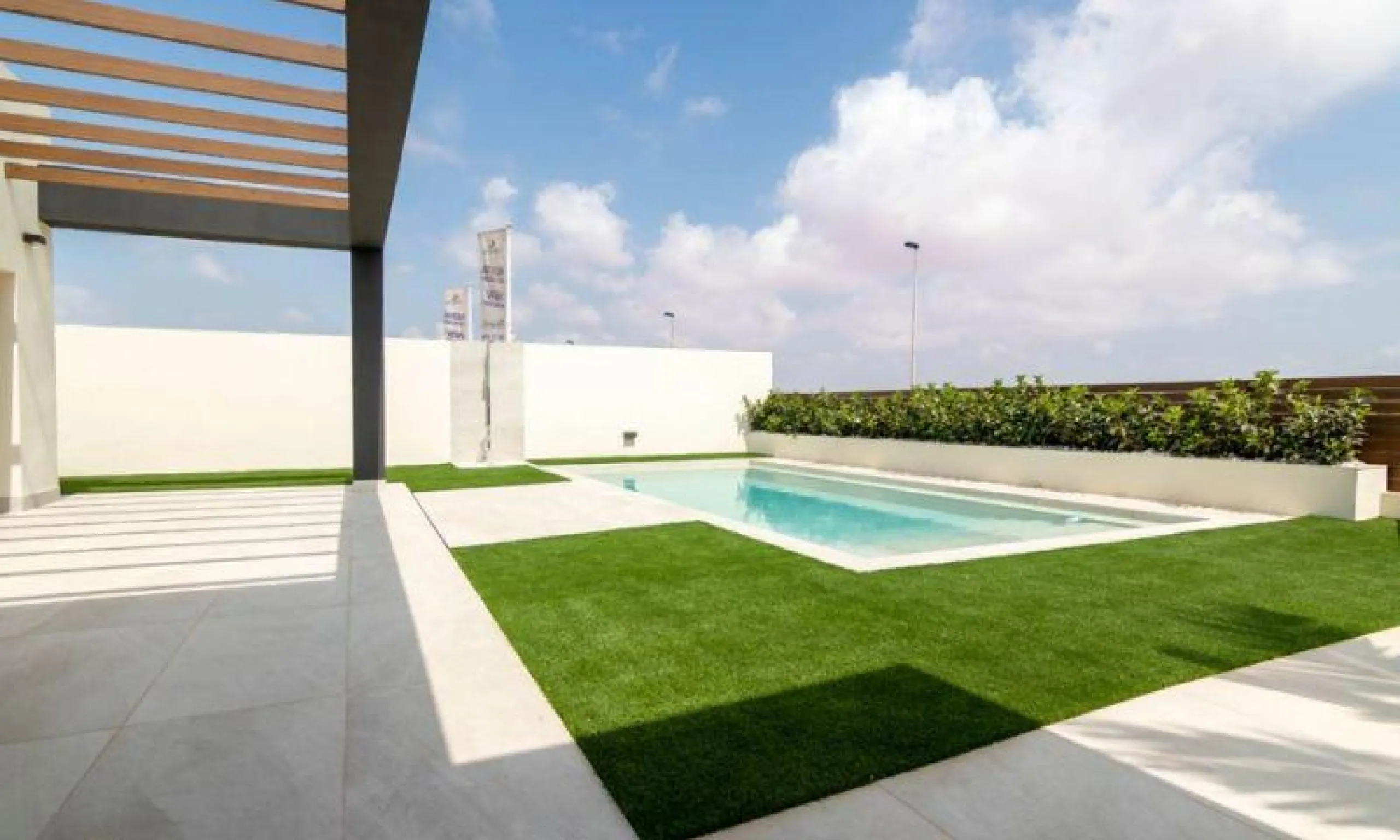 INDEPENDENT HOUSE NEAR THE BEACH IN TORREVIEJA