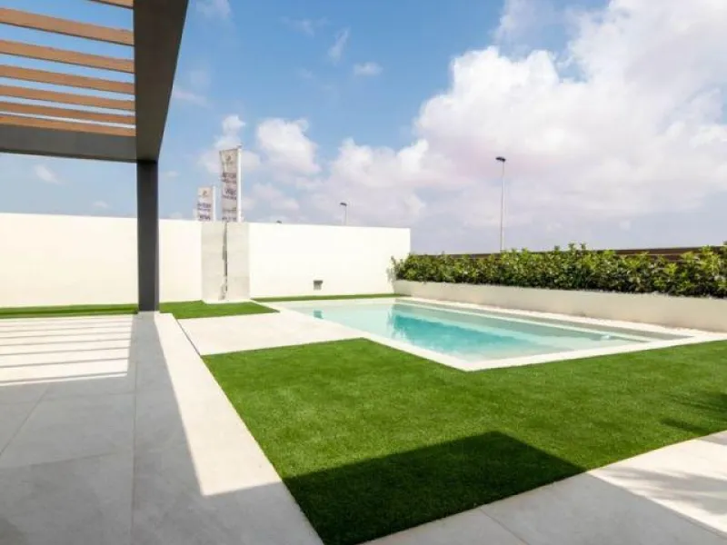 INDEPENDENT HOUSE NEAR THE BEACH IN TORREVIEJA