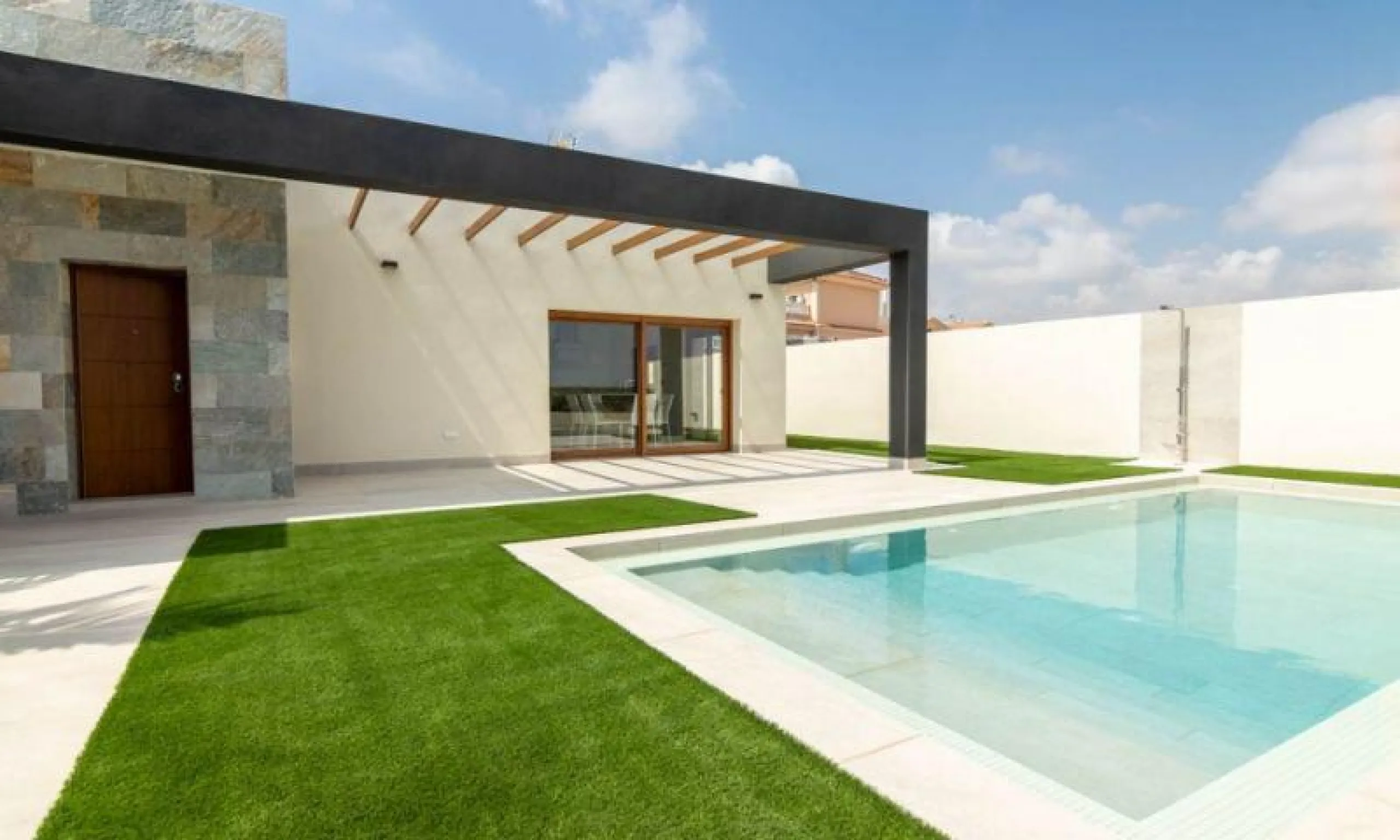 INDEPENDENT HOUSE NEAR THE BEACH IN TORREVIEJA