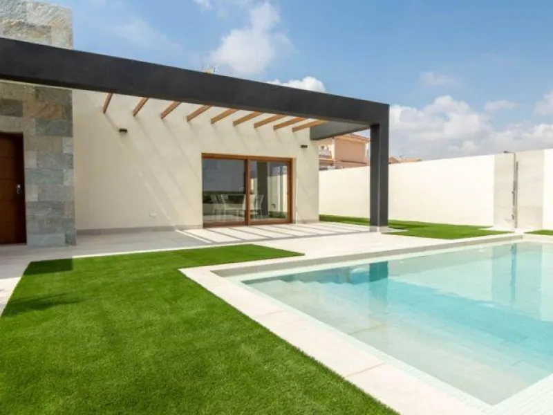 INDEPENDENT HOUSE NEAR THE BEACH IN TORREVIEJA