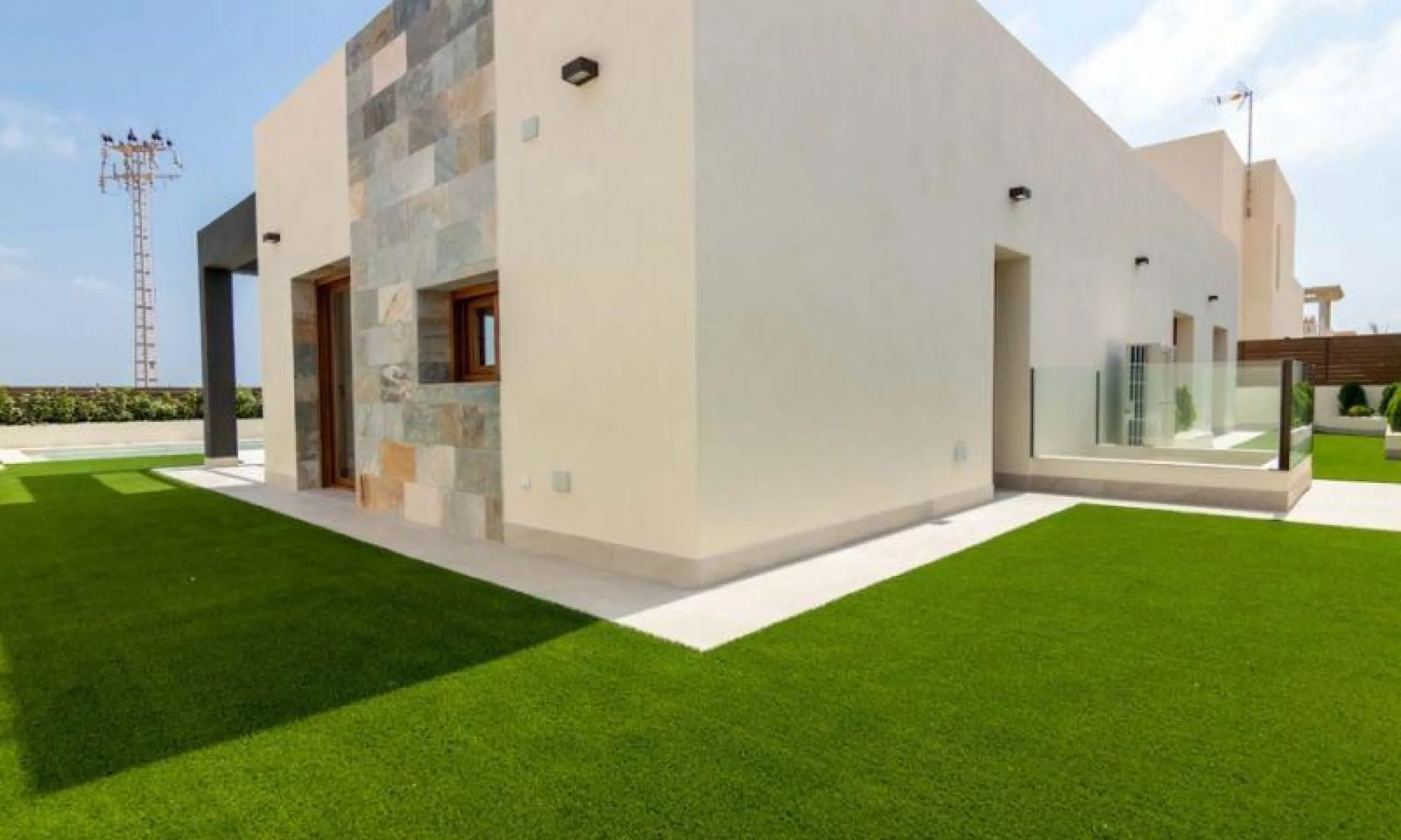 INDEPENDENT HOUSE NEAR THE BEACH IN TORREVIEJA
