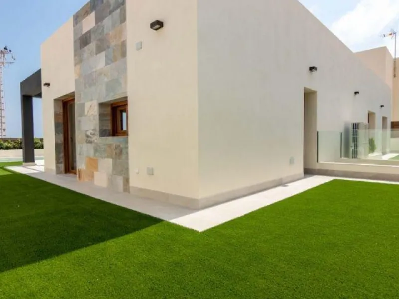 INDEPENDENT HOUSE NEAR THE BEACH IN TORREVIEJA