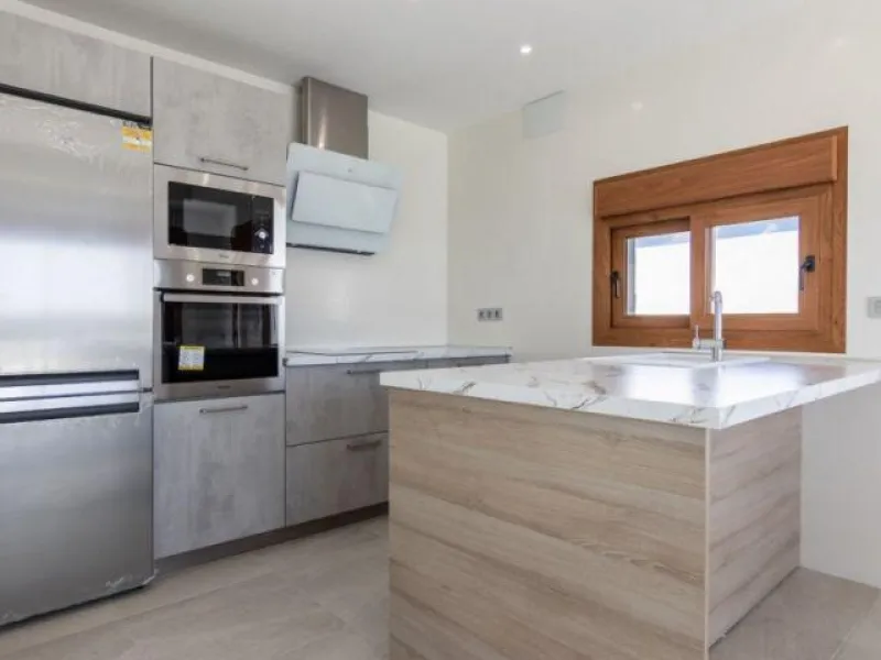 INDEPENDENT HOUSE NEAR THE BEACH IN TORREVIEJA